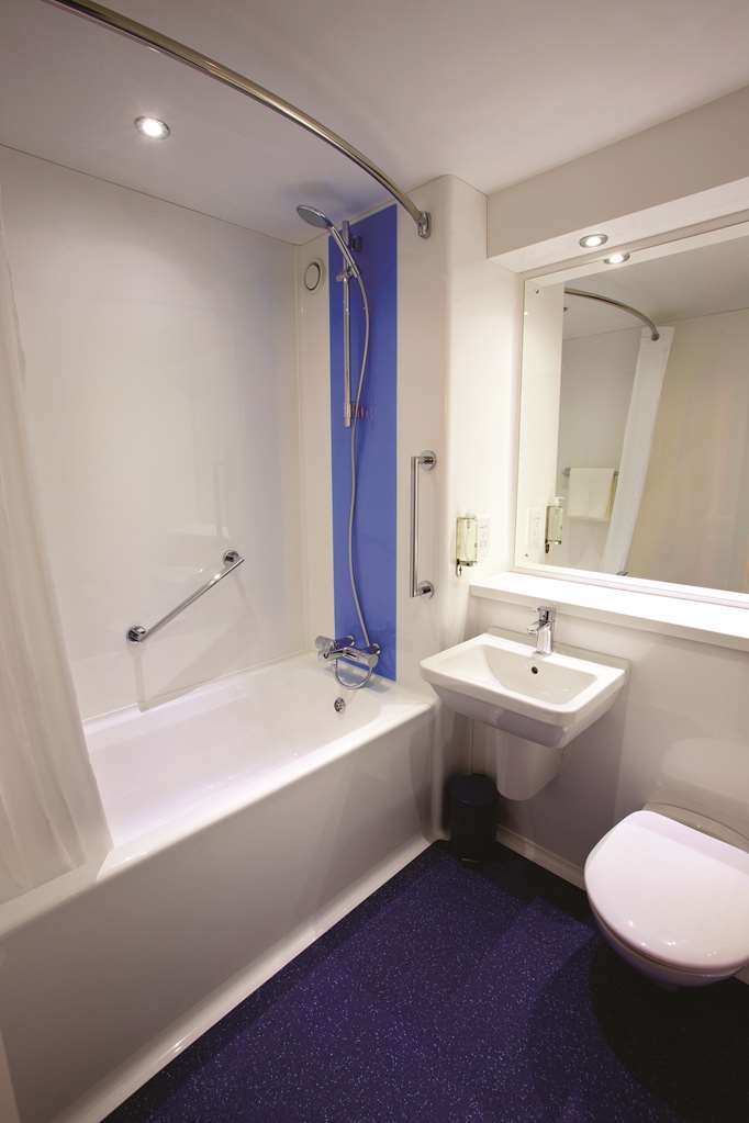 Travelodge Liverpool Docks Room photo